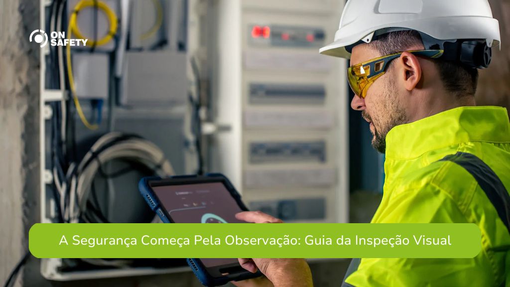 Homem usando capacete de segurança branco e óculos de proteção amarelados, colete refletivo verde fluorescente, olhando para um tablet em suas mãos em frente a um painel elétrico aberto com fiação. Na parte inferior, uma faixa verde com o texto "A Segurança Começa Pela Observação: Guia da Inspeção Visual".