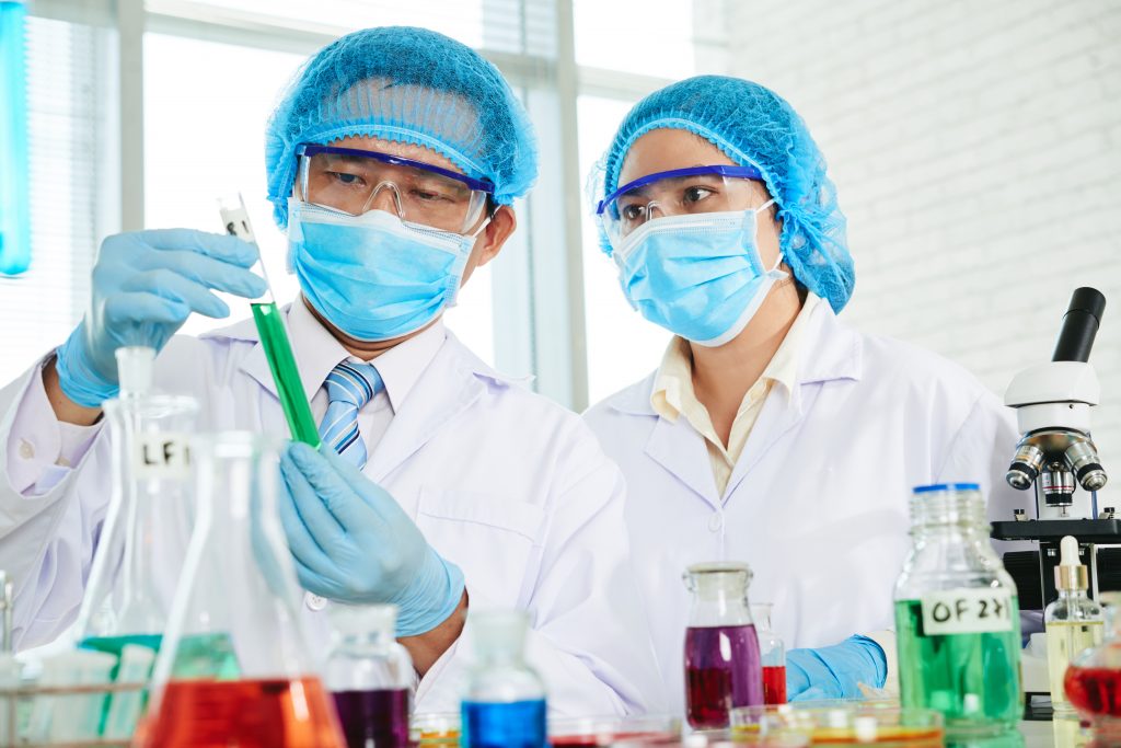 cientistas manipulando produtos químicos