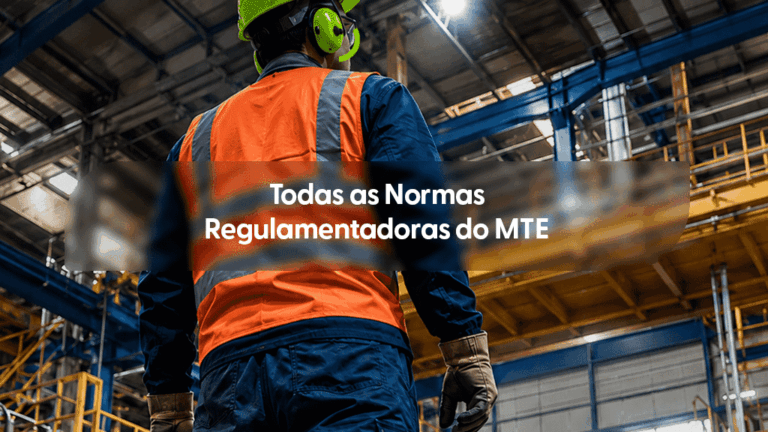 Vista de costas de um trabalhador em um grande galpão industrial, vestindo uniforme azul-marinho, colete refletivo laranja com faixas cinzas e luvas de proteção de raspa de couro. Ele utiliza um capacete de segurança verde-limão integrado com protetor auditivo do tipo concha da mesma cor enquanto observa a estrutura metálica e o teto da fábrica. No centro da imagem, uma faixa escura e transparente destaca o título em branco focado em palavras-chave de SST: "Todas as Normas Regulamentadoras do MTE".