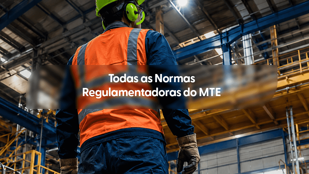 Vista de costas de um trabalhador em um grande galpão industrial, vestindo uniforme azul-marinho, colete refletivo laranja com faixas cinzas e luvas de proteção de raspa de couro. Ele utiliza um capacete de segurança verde-limão integrado com protetor auditivo do tipo concha da mesma cor enquanto observa a estrutura metálica e o teto da fábrica. No centro da imagem, uma faixa escura e transparente destaca o título em branco focado em palavras-chave de SST: "Todas as Normas Regulamentadoras do MTE".