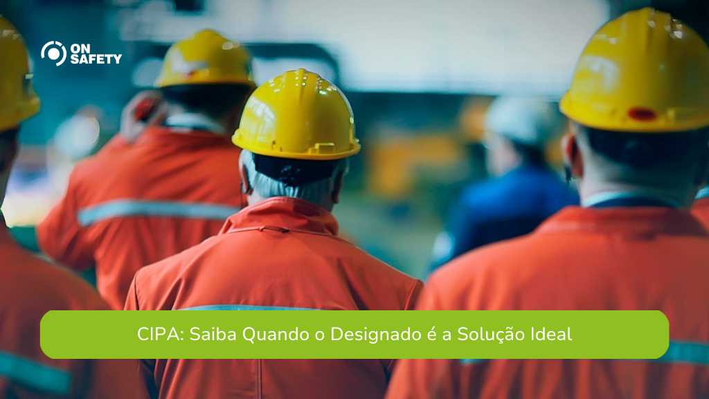 Trabalhadores de costas em uma fábrica, vestindo uniformes de segurança laranja e capacetes amarelos. A imagem destaca a importância do 'Designado de CIPA', com a frase "CIPA: Saiba Quando o Designado é a Solução Ideal" ao centro.