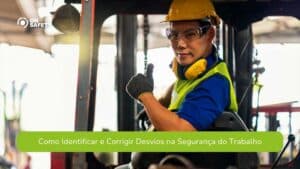 Trabalhador de capacete e óculos de proteção, dando um sinal de positivo enquanto opera um equipamento. A imagem transmite confiança e responsabilidade na segurança do trabalho, com a frase "Como Identificar e Corrigir Desvios na Segurança do Trabalho" destacada ao centro.