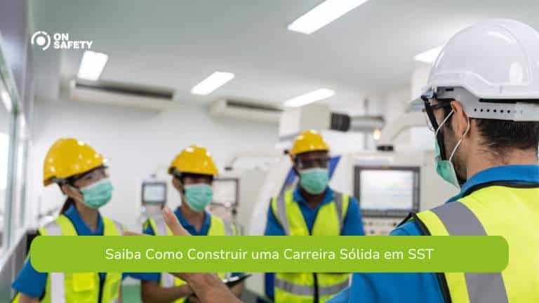 Grupo de profissionais com capacetes, coletes refletivos e máscaras, recebendo instruções em um ambiente industrial. Na parte inferior da imagem, lê-se: "Saiba Como Construir uma Carreira Sólida em SST".