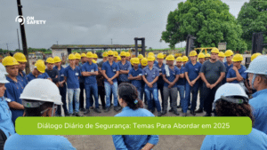 Trabalhadores utilizando capacete amarelo de EPI com uniformes azul realizando o DDS. Na parte inferior da imagem, lê-se: "Diálogo Diário de Segurança: Temas Para Abordar em 2025".