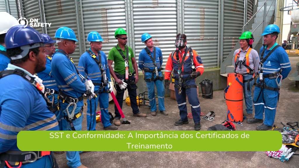 Trabalhadores equipados com EPI, incluindo capacetes e cintos de segurança, estão reunidos em um local industrial, recebendo orientações de um instrutor. Na parte inferior da imagem, lê-se: "SST e Conformidade: A Importância dos Certificados de Treinamento".