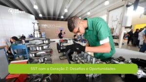 Jovem utilizando luvas de proteção trabalha em um equipamento industrial, em um ambiente amplo com outras pessoas ao fundo. Na parte inferior da imagem, lê-se: "SST com a Geração Z: Desafios e Oportunidades"