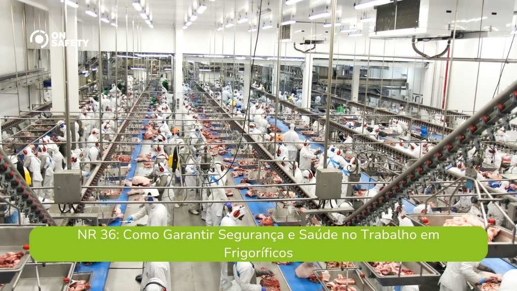 Ambiente interno de um frigorífico com diversos trabalhadores vestidos com Equipamentos de Proteção Individual (EPIs), incluindo macacões brancos, luvas, protetores auriculares e máscaras. Eles operam em uma linha de produção manuseando cortes de carne. Na parte inferior da imagem, lê-se: "NR 36: Como Garantir Segurança e Saúde no Trabalho em Frigoríficos"