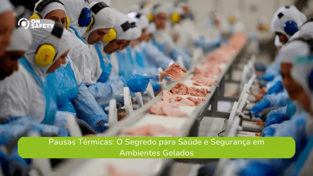 Trabalhadores em ambiente industrial gelado, vestindo trajes de proteção térmica, incluindo toucas, luvas e protetores auriculares, enquanto manuseiam alimentos em uma linha de produção. Na parte inferior da imagem, lê-se: "Pausas Térmicas: O Segredo para Saúde e Segurança em Ambientes Gelados".