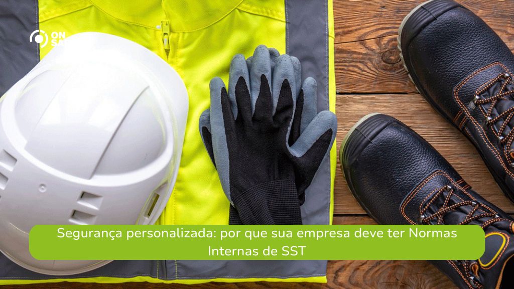 Equipamentos de proteção individual (EPIs) dispostos sobre uma superfície de madeira. Na imagem, há um capacete branco, um par de luvas cinza e preto, um colete refletivo amarelo e um par de botas de segurança pretas com detalhes em laranja. Na parte inferior, uma faixa verde contém o texto: "Segurança personalizada: por que sua empresa deve ter Normas Internas de SST".