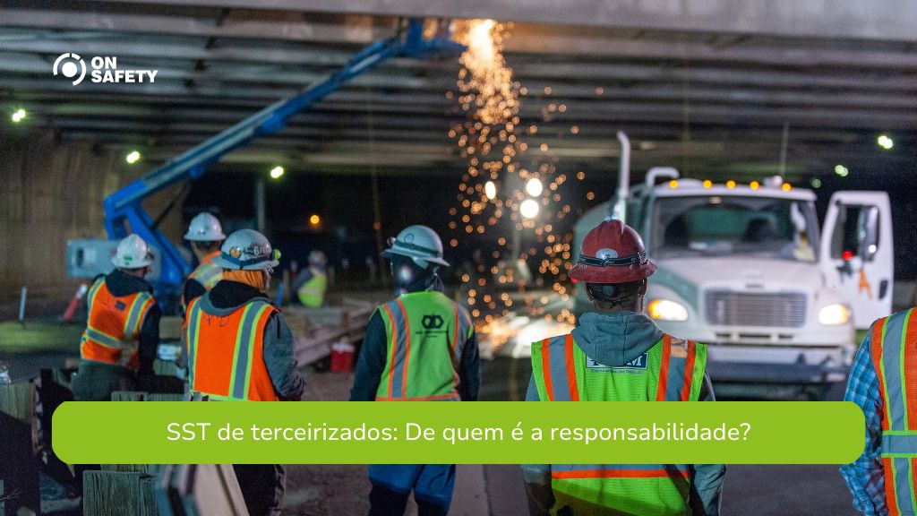 Trabalhadores da construção civil em um canteiro de obras noturno, usando Equipamentos de Proteção Individual (EPIs), como capacetes, coletes refletivos e luvas. Ao fundo, faíscas caem de uma estrutura metálica enquanto uma máquina realiza um serviço. Na parte inferior da imagem, lê-se: "SST de terceirizados: De quem é a responsabilidade?"