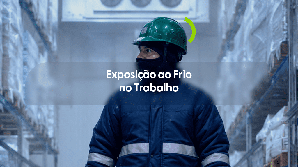 Fotografia com tom predominantemente azul de um homem trabalhando em um ambiente refrigerado, cercado por prateleiras de estoque altas. Ele veste uma jaqueta térmica pesada de cor escura com faixas reflexivas nos braços, balaclava preta cobrindo o rosto e um capacete de segurança verde. No centro da imagem, há uma faixa translúcida com o texto em branco: "Exposição ao Frio no Trabalho"