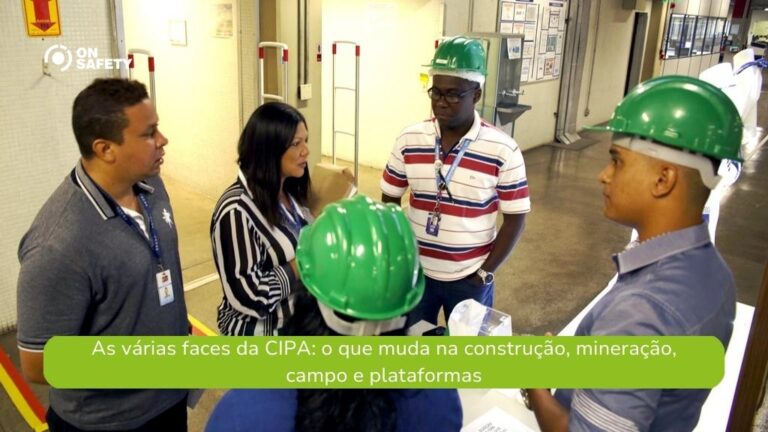 Cinco pessoas estão reunidas em uma área industrial, aparentemente em uma conversa sobre segurança. Três delas usam capacetes verdes e crachás. Uma mulher ao centro, sem capacete, fala com os demais. Há sinalização de segurança no local e cartazes informativos nas paredes. No canto superior esquerdo, aparece o logo da OnSafety. Na parte inferior, uma faixa verde exibe o texto: “As várias faces da CIPA: o que muda na construção, mineração, campo e plataformas”.