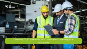 Três homens usando equipamentos de proteção, incluindo coletes refletivos e capacetes, estão em uma fábrica. Um deles segura um tablet enquanto os outros observam, indicando uma análise técnica ou reunião de segurança. No canto superior esquerdo da imagem está o logo da OnSafety. Na parte inferior, uma faixa verde exibe o texto: “Como o LTCAT torna o PCMSO mais eficaz, estratégico e inteligente”.