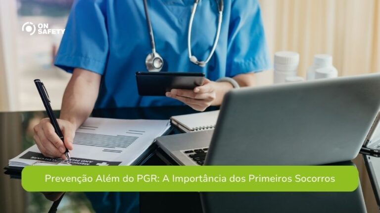 Profissional da saúde com jaleco azul e estetoscópio no pescoço registra informações em uma prancheta enquanto segura um tablet. A cena se passa em um ambiente clínico, com frascos de medicamentos ao fundo e um notebook aberto à frente. No canto superior esquerdo, aparece o logo da OnSafety. Na parte inferior da imagem, uma faixa verde contém o texto: “Prevenção Além do PGR: A Importância dos Primeiros Socorros”.