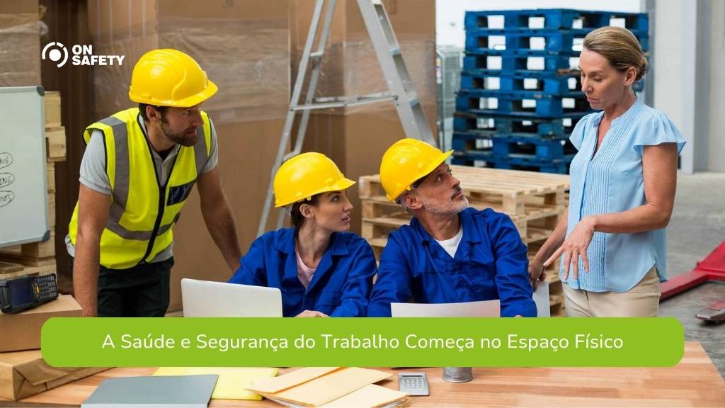 Três trabalhadores com capacetes amarelos e uma supervisora em um armazém, em frente a caixas e paletes, com uma faixa verde na parte inferior que diz "A Saúde e Segurança do Trabalho Começa no Espaço Físico".