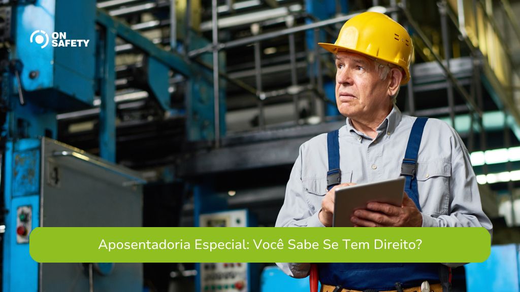 Homem idoso, trabalhador com capacete amarelo e macacão, segurando um tablet em uma fábrica, com uma faixa verde na parte inferior que diz "Aposentadoria Especial: Você Sabe Se Tem Direito?".