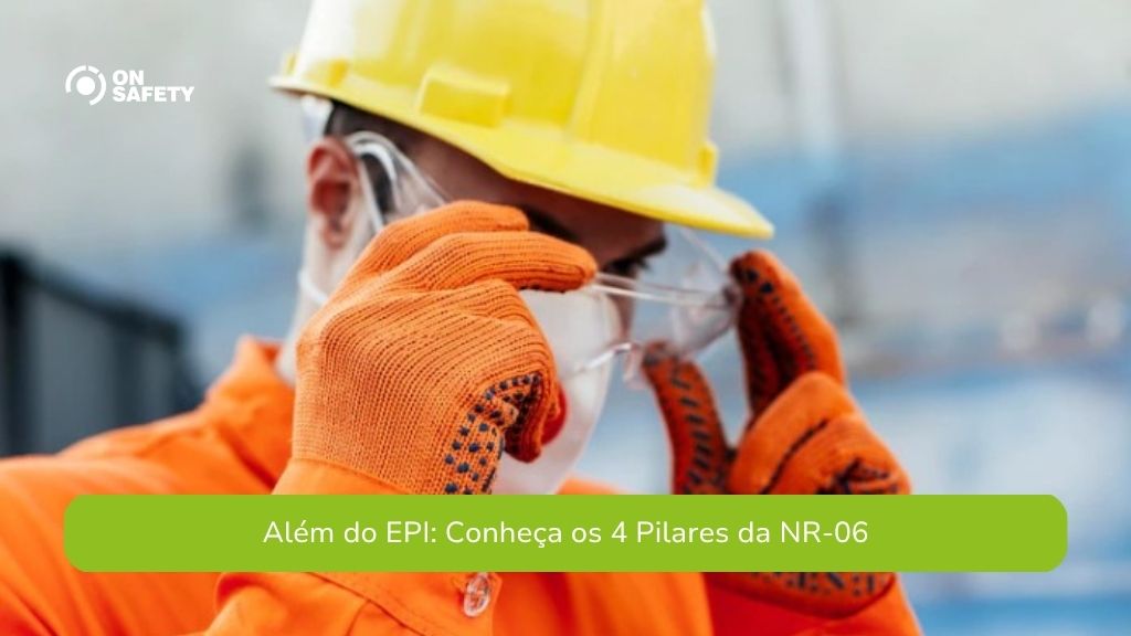 Trabalhador usando capacete de segurança amarelo, ajustando óculos de proteção transparentes com as duas mãos, que estão cobertas por luvas de segurança laranjas. Ele também usa uma máscara branca no rosto. Na parte inferior, uma faixa verde com o texto "Além do EPI: Conheça os 4 Pilares da NR-06".