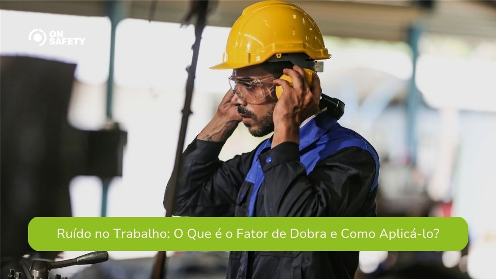 Trabalhador usando capacete de segurança amarelo e óculos de proteção transparentes, ajustando protetores auriculares amarelos sobre os ouvidos com as mãos. Ele veste uma blusa de trabalho escura com detalhes azuis. Na parte inferior, uma faixa verde com o texto "Ruído no Trabalho: O Que é o Fator de Dobra e Como Aplicá-lo?".