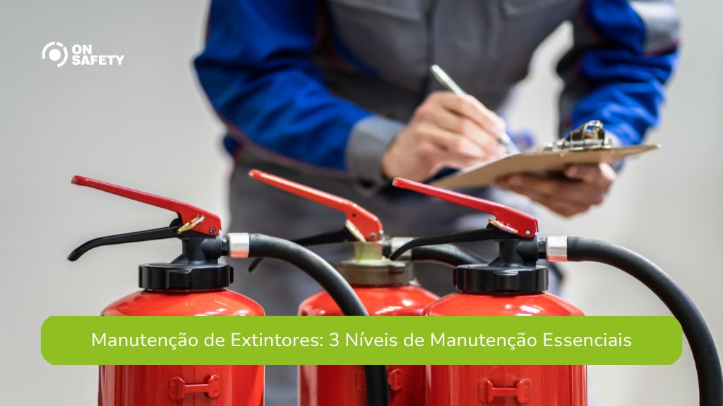 Close-up de três extintores de incêndio vermelhos em primeiro plano, com um técnico de manutenção de macacão azul e cinza preenchendo uma prancheta de verificação ao fundo. Na parte inferior, uma faixa verde com o texto "Manutenção de Extintores: 3 Níveis de Manutenção Essenciais".