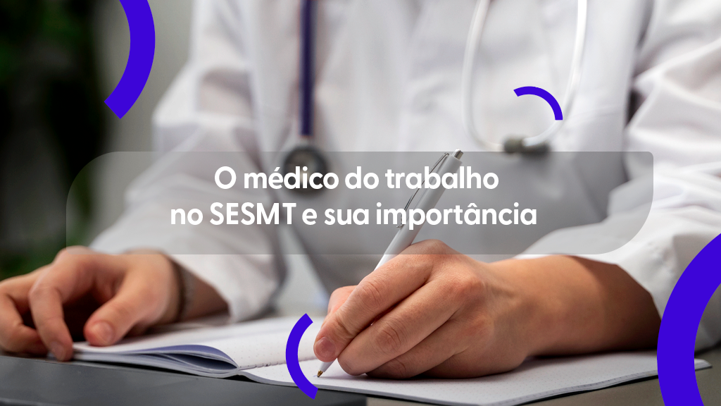 Close-up de um médico de jaleco branco com um estetoscópio no pescoço, escrevendo em um caderno aberto com uma caneta. Ao fundo, há formas abstratas em roxo. Sobre a imagem, uma caixa de texto cinza transparente com o título "O médico do trabalho no SESMT e sua importância".