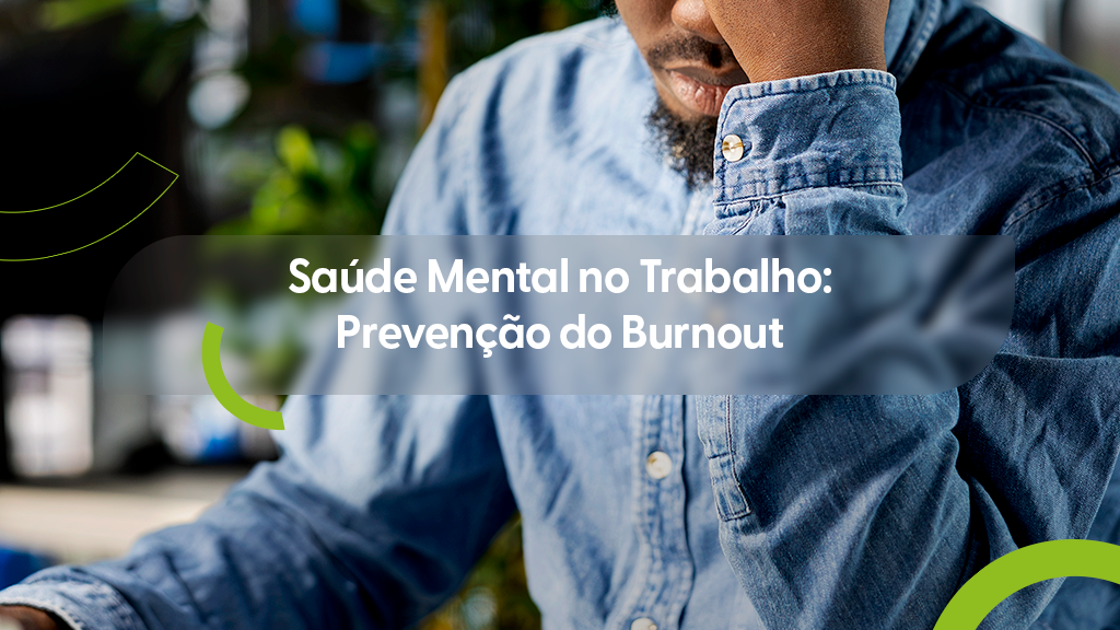 Close-up de um homem negro com a mão no rosto, demonstrando cansaço ou preocupação. Ele veste uma camisa jeans azul. O fundo está desfocado com tons de verde. Sobre a imagem, uma caixa de texto cinza transparente com o título "Saúde Mental no Trabalho: Prevenção do Burnout".