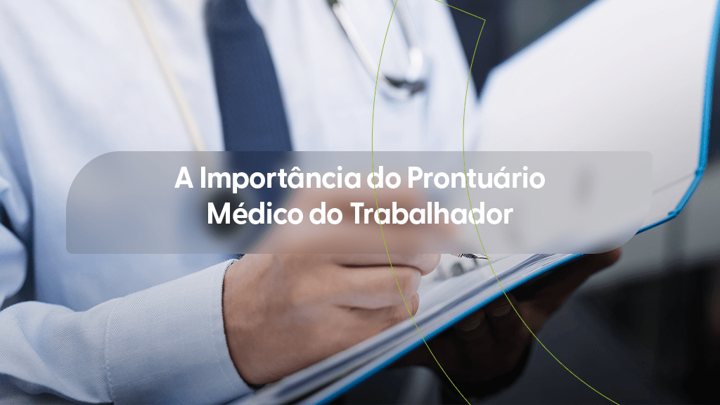 Profissional de saúde ou médico vestindo camisa e gravata, com um estetoscópio ao redor do pescoço, escrevendo ou manuseando um prontuário ou documento em uma prancheta azul. Linhas verdes estilizadas estão no fundo. Sobre a imagem, uma caixa de texto cinza transparente com o título "A Importância do Prontuário Médico do Trabalhador".