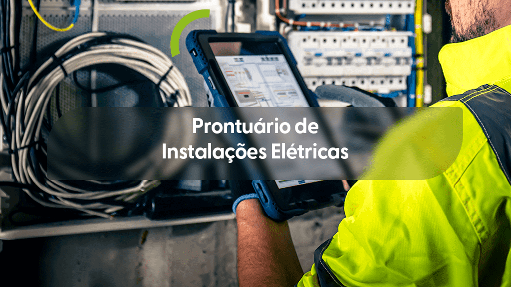 Eletricista ou técnico de manutenção, com colete de segurança verde fluorescente, manuseando um tablet com um diagrama elétrico na tela em frente a um painel de distribuição elétrica aberto e com fiação organizada. Uma forma circular verde estilizada está no canto superior esquerdo. Sobre a imagem, uma caixa de texto cinza transparente com o título "Prontuário de Instalações Elétricas".