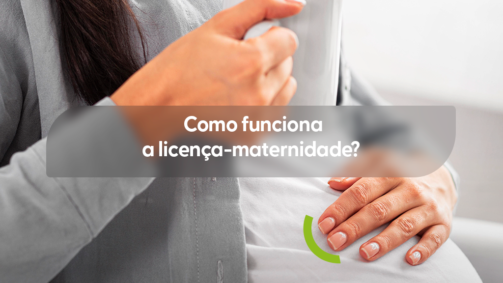 Imagem de uma mulher grávida sentada, com uma das mãos segurando uma caneca e a outra apoiada na barriga, vestindo roupas cinzas claras. Uma seta verde estilizada aparece no canto inferior direito. Sobre a imagem, uma caixa de texto cinza transparente com o título "Como funciona a licença-maternidade?".