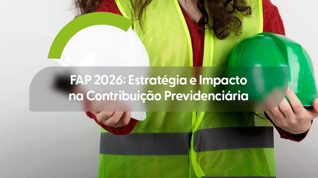 Trabalhador (a) de colete refletivo verde e camisa vermelha, segurando um capacete de segurança branco na mão esquerda e um capacete de segurança verde na mão direita. Uma forma circular verde estilizada está na parte superior esquerda. Sobre a imagem, uma caixa de texto cinza transparente com o título "FAP 2026: Estratégia e Impacto na Contribuição Previdenciária".