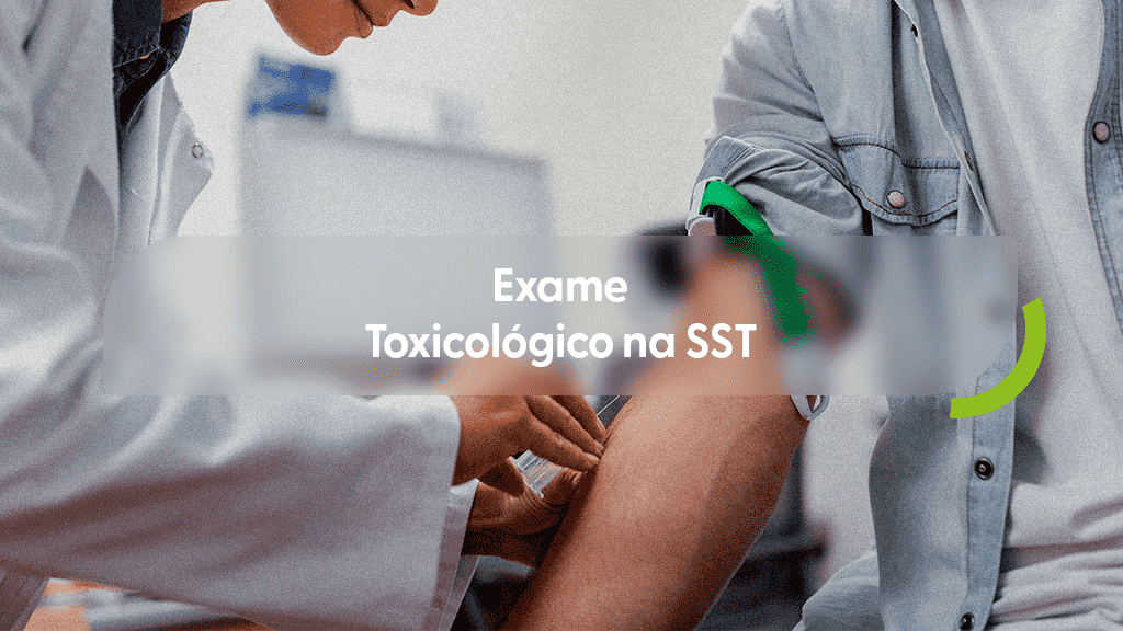 Profissional de saúde de jaleco branco realizando uma coleta de sangue, com uma seringa no braço de um paciente que usa camisa jeans, visível com um garrote verde. Uma forma circular verde estilizada está no canto inferior direito. Sobre a imagem, uma caixa de texto cinza transparente com o título "Exame Toxicológico na SST".
