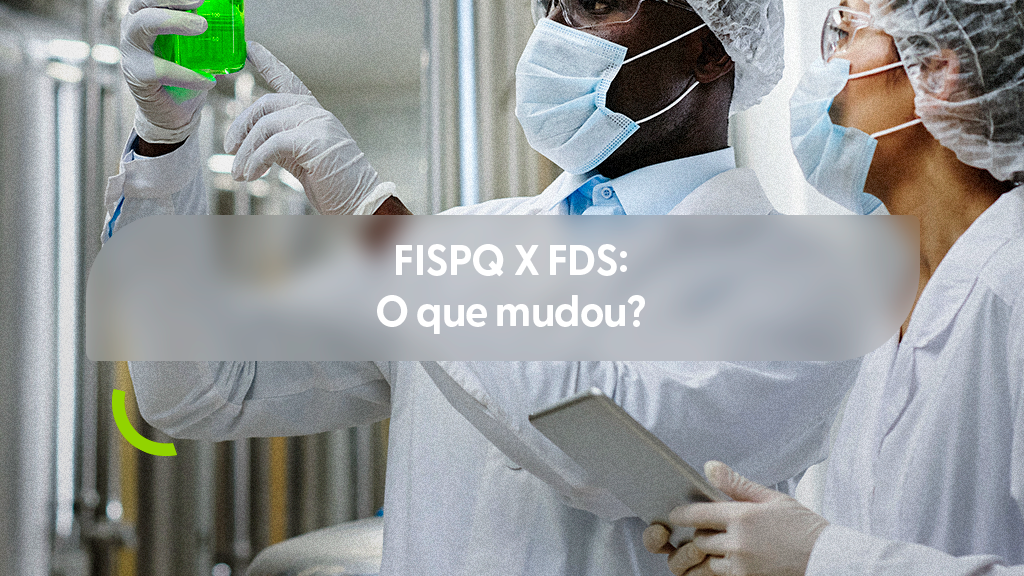 Dois profissionais, um homem negro e uma mulher, em ambiente laboratorial ou industrial, ambos com jalecos brancos, toucas e máscaras de proteção. O homem segura um recipiente de vidro com um líquido verde fluorescente e a mulher segura um tablet. Uma forma circular verde estilizada aparece no canto inferior esquerdo. Sobre a imagem, uma caixa de texto cinza transparente com o título "FISPQ X FDS: O que mudou?".