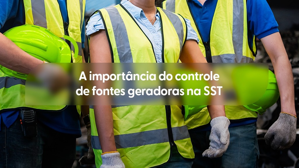 Grupo de três trabalhadores em ambiente industrial ou de construção, todos vestindo coletes de segurança refletivos verde-limão. Um deles segura um capacete de segurança verde fluorescente. Duas pessoas usam luvas de trabalho. Sobre a imagem, uma caixa de texto cinza transparente com o título "A importância do controle de fontes geradoras na SST".