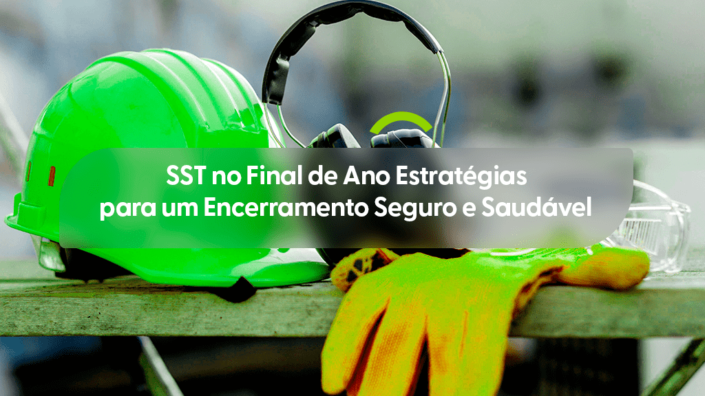 onjunto de equipamentos de proteção individual (EPIs) dispostos sobre uma superfície de madeira. Em destaque, um capacete de segurança verde limão com um protetor auditivo tipo concha preto e verde acoplado. Ao lado, um par de luvas de trabalho amarelas e óculos de proteção transparentes. Sobre os equipamentos, uma forma circular verde estilizada. Na parte inferior, uma caixa de texto cinza transparente contém o título em branco: "SST no Final de Ano Estratégias para um Encerramento Seguro e Saudável".
