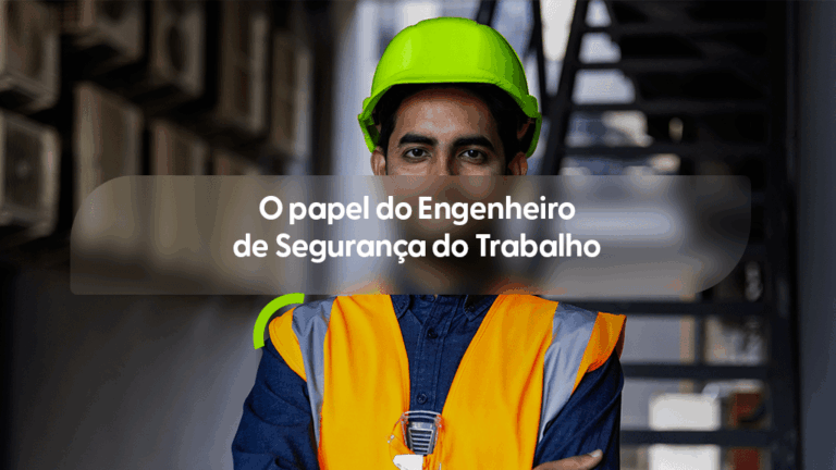 Retrato frontal de um homem com expressão profissional, vestindo uma camisa social azul escura, um colete refletivo laranja com faixas cinzas e um capacete de segurança verde limão. Ao fundo, vê-se uma escada metálica e elementos industriais. Sobre a imagem, uma faixa cinza transparente com o título "O papel do Engenheiro de Segurança do Trabalho".