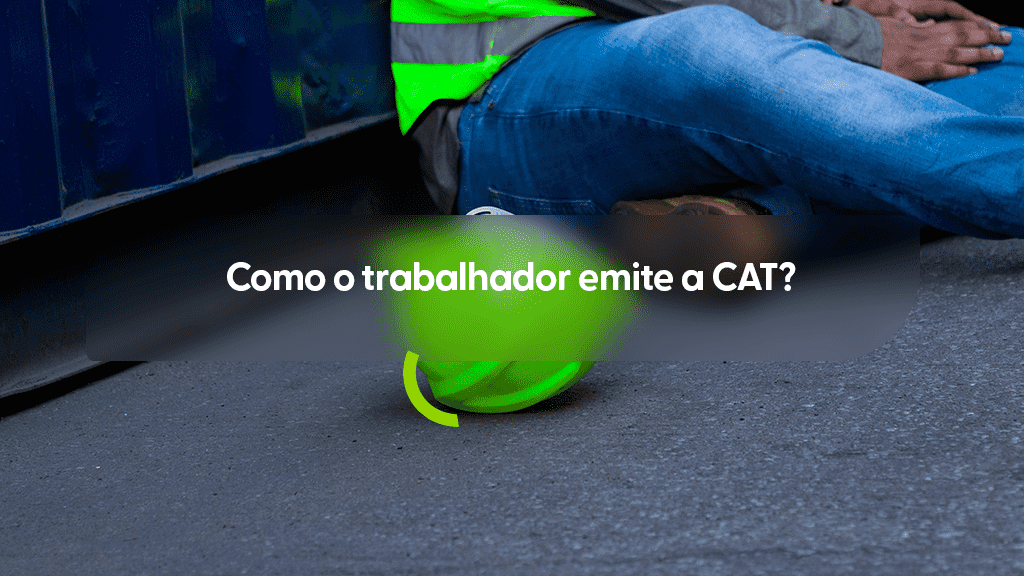 Imagem em um armazém mostrando um trabalhador caído no chão após um possível acidente, enquanto dois colegas com coletes refletivos verde-limão se aproximam para prestar socorro. O trabalhador caído tem barba, cabelos presos e usa luvas de proteção; um capacete verde está no chão ao seu lado, com um detalhe em arco verde estilizado sobre ele. No centro, uma faixa escura e transparente destaca o título: "Como o Trabalhador Emite a CAT?".