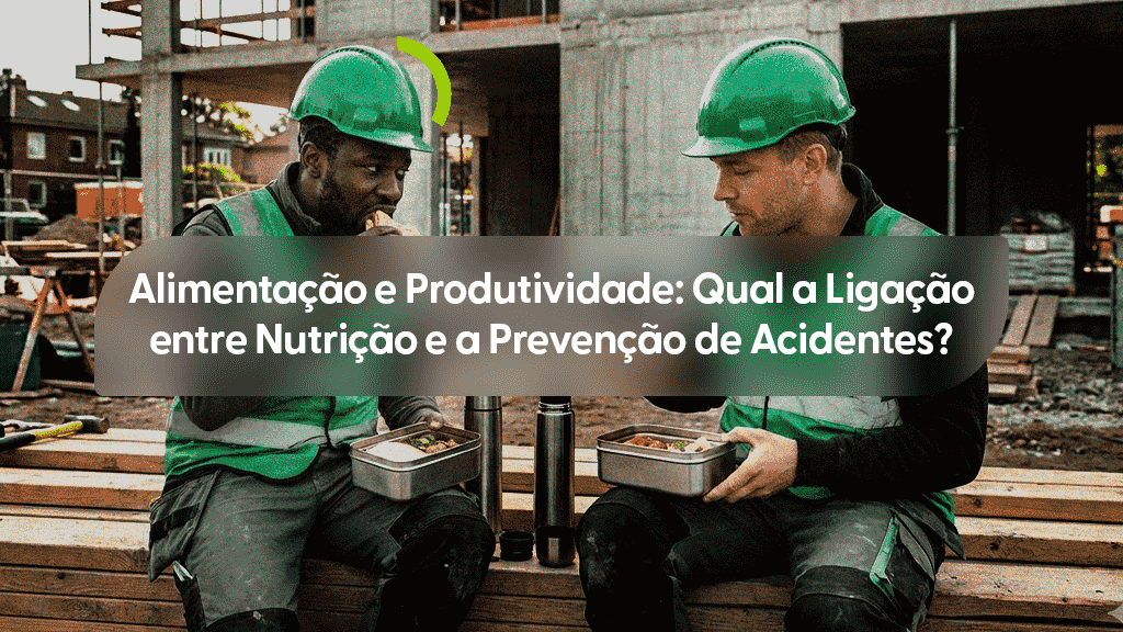 Dois trabalhadores da construção civil, um homem negro e um homem branco, sentados lado a lado em vigas de madeira em um canteiro de obras durante o intervalo para refeição. Ambos vestem coletes refletivos verdes e capacetes de segurança da mesma cor. Eles seguram recipientes de metal com comida e há garrafas térmicas entre eles. Um detalhe em arco verde estilizado aparece acima do trabalhador à esquerda. Sobre a imagem, uma caixa de texto cinza transparente contém o título: "Alimentação e Produtividade: Qual a Ligação entre Nutrição e a Prevenção de Acidentes?".