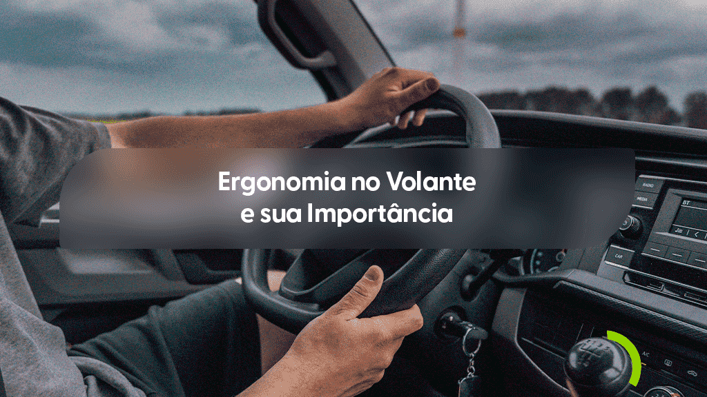 Visão do interior de um veículo com foco nas mãos de um motorista posicionadas corretamente sobre o volante. Ao fundo, o painel do carro e a estrada são visíveis através do para-brisa. Um pequeno arco verde estilizado está posicionado sobre a manopla de câmbio no canto inferior direito. No centro, uma faixa escura e transparente destaca o título em branco: "Ergonomia no Volante e sua Importância".