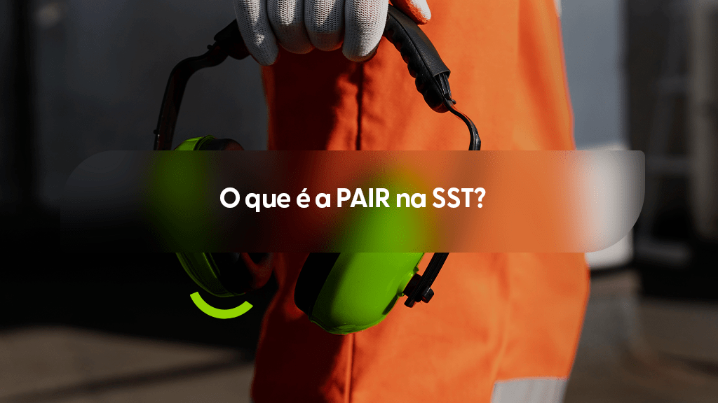 Texto Alternativo: Imagem focada na mão de um trabalhador, utilizando uma luva de proteção branca, segurando um protetor auditivo do tipo concha nas cores verde e preto. O profissional veste um uniforme de trabalho na cor laranja. Um pequeno arco verde estilizado está posicionado logo abaixo do abafador de ruídos. No centro, uma faixa escura e transparente destaca o título em branco: "O que é a PAIR na SST?".