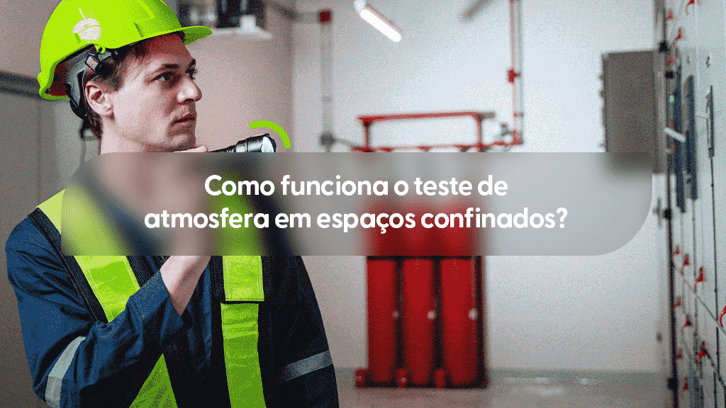 Imagem de um trabalhador em um ambiente industrial, vestindo uniforme azul escuro e um colete refletivo verde-limão. Ele utiliza um capacete de segurança verde com uma lanterna acoplada na lateral e segura outra lanterna manual, apontando-a para a frente enquanto olha atentamente na mesma direção. Ao fundo, são visíveis cilindros vermelhos e painéis de controle. Um pequeno arco verde estilizado aparece logo acima da lanterna manual. No centro, uma faixa cinza transparente destaca o título em branco: "Como funciona o teste de atmosfera em espaços confinados?".