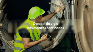 Um trabalhador agachado na entrada de um grande tanque ou silo metálico industrial, atuando como vigia. Ele veste um capacete de segurança verde, colete refletivo verde-limão e segura um dispositivo de comunicação ou monitoramento na mão esquerda, enquanto a mão direita toca a borda da escotilha aberta. Um pequeno detalhe em arco verde estilizado aparece sobre o seu braço direito. No centro da imagem, uma faixa cinza transparente destaca o título em branco: "O papel do vigia nos espaços confinados".