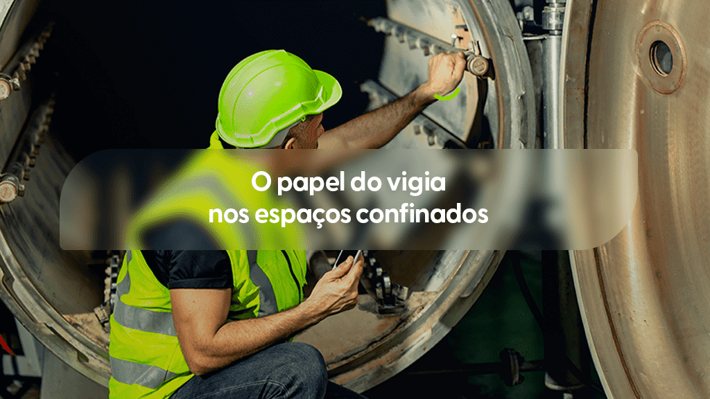 Um trabalhador agachado na entrada de um grande tanque ou silo metálico industrial, atuando como vigia. Ele veste um capacete de segurança verde, colete refletivo verde-limão e segura um dispositivo de comunicação ou monitoramento na mão esquerda, enquanto a mão direita toca a borda da escotilha aberta. Um pequeno detalhe em arco verde estilizado aparece sobre o seu braço direito. No centro da imagem, uma faixa cinza transparente destaca o título em branco: "O papel do vigia nos espaços confinados".