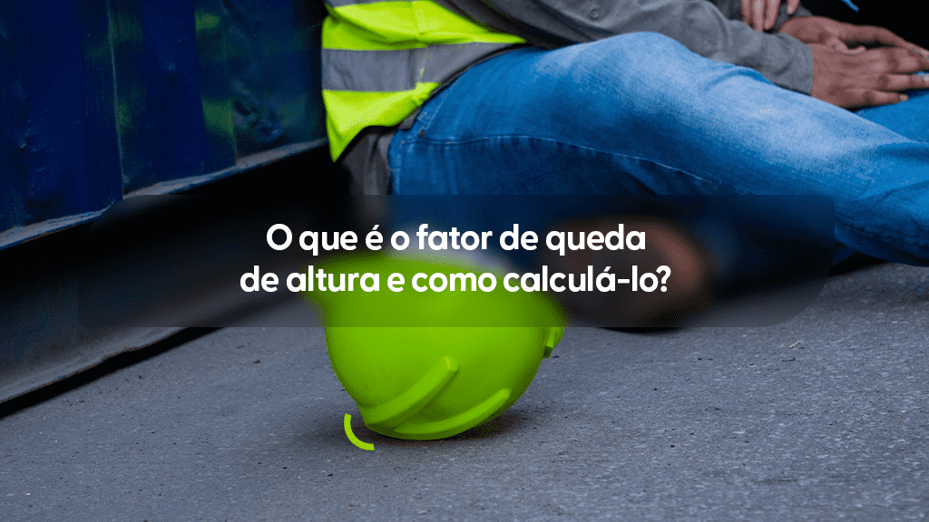 Imagem de um trabalhador sentado no asfalto, encostado em um contêiner metálico azul, vestindo calça jeans e colete refletivo verde. Em primeiro plano, um capacete de segurança verde limão está caído no chão, com um detalhe em arco verde estilizado logo abaixo dele. No centro da imagem, uma faixa horizontal escura e transparente destaca o título em branco: "O que é o fator de queda de altura e como calculá-lo?".