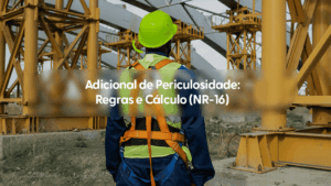 Vista de costas de um trabalhador em um canteiro de obras, equipado com um cinturão de segurança tipo paraquedista com tiras laranjas sobre um uniforme azul e colete refletivo verde. Ele utiliza um capacete de segurança verde limão e observa uma grande estrutura metálica amarela ao fundo. Um pequeno detalhe em arco verde estilizado aparece logo abaixo do capacete. No centro da imagem, uma faixa cinza transparente destaca o título em branco: "Adicional de Periculosidade: Regras e Cálculo (NR-16)".
