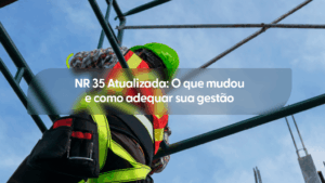 Imagem capturada de baixo para cima mostrando um trabalhador em altura, equipado com cinturão de segurança tipo paraquedista e talabarte acoplado a uma estrutura metálica. O profissional veste um colete refletivo laranja sobre uma camisa xadrez e utiliza um capacete de segurança verde. Um pequeno detalhe em arco verde estilizado aparece próximo ao seu ombro esquerdo contra o céu azul. No centro da imagem, uma faixa cinza transparente destaca