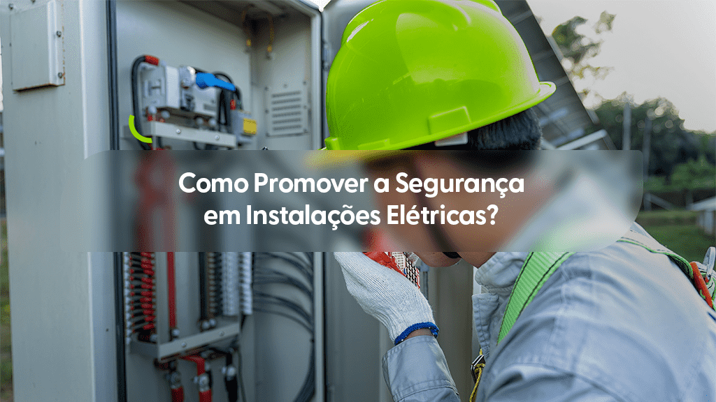 Imagem em close-up de um eletricista realizando a manutenção em um painel elétrico aberto. O profissional utiliza um capacete de segurança verde limão e luvas de proteção brancas, e está equipado com um cinturão de segurança com alças verdes. Um pequeno detalhe em arco verde estilizado aparece próximo aos componentes internos do painel. No centro da imagem, uma faixa cinza transparente destaca o título em branco: "Como Promover a Segurança em Instalações Elétricas?".