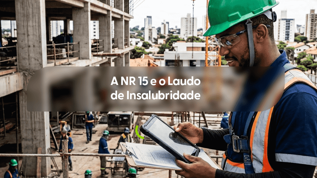 Imagem de um profissional negro em um canteiro de obras, sorrindo enquanto utiliza um tablet e segura uma prancheta com documentos. Ele está equipado com óculos de proteção transparentes, um capacete de segurança verde e um cinturão de segurança tipo paraquedista sobre um colete refletivo laranja. Ao fundo, observa-se a estrutura de um prédio em construção e outros trabalhadores em atividade. Um pequeno detalhe em arco verde estilizado aparece próximo ao tablet. No centro da imagem, uma faixa cinza transparente destaca o título em branco: "A NR 15 e o Laudo de Insalubridade".