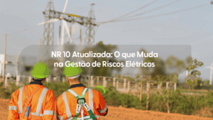 Dois trabalhadores de costas, usando uniformes de alta visibilidade laranja com faixas refletivas, capacetes verdes e cintos de segurança tipo paraquedista. Eles olham em direção a uma subestação elétrica com torres de transmissão e cabos de alta tensão. Ao centro, há uma faixa cinza semitransparente com o texto em branco: "NR 10 Atualizada: O que Muda na Gestão de Riscos Elétricos". Ao fundo, a paisagem inclui vegetação rasteira e aerogeradores de energia eólica sob um céu claro.