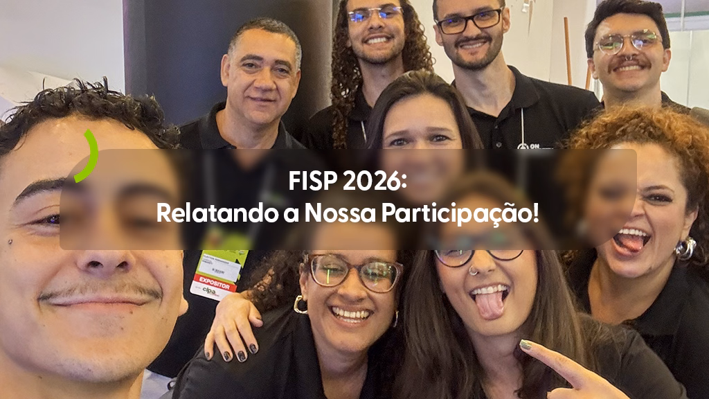 Selfie da equipe OnSafety no estande da empresa na FISP 2026. São dez pessoas sorrindo, todas de camisa polo preta, algumas fazendo careta ou mostrando a língua. Sobre a foto está o texto “FISP 2026: Relatando a Nossa Participação!” e, ao lado, um detalhe gráfico em verde-limão.