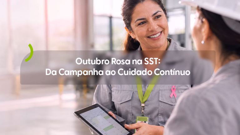 Técnica de segurança do trabalho sorri enquanto conversa com uma colega de capacete branco. Ela usa uniforme cinza com um laço rosa no bolso e crachá em cordão verde, e segura um tablet com a agenda de exames. Sobre a imagem, o título: Outubro Rosa na SST: Da Campanha ao Cuidado Contínuo.